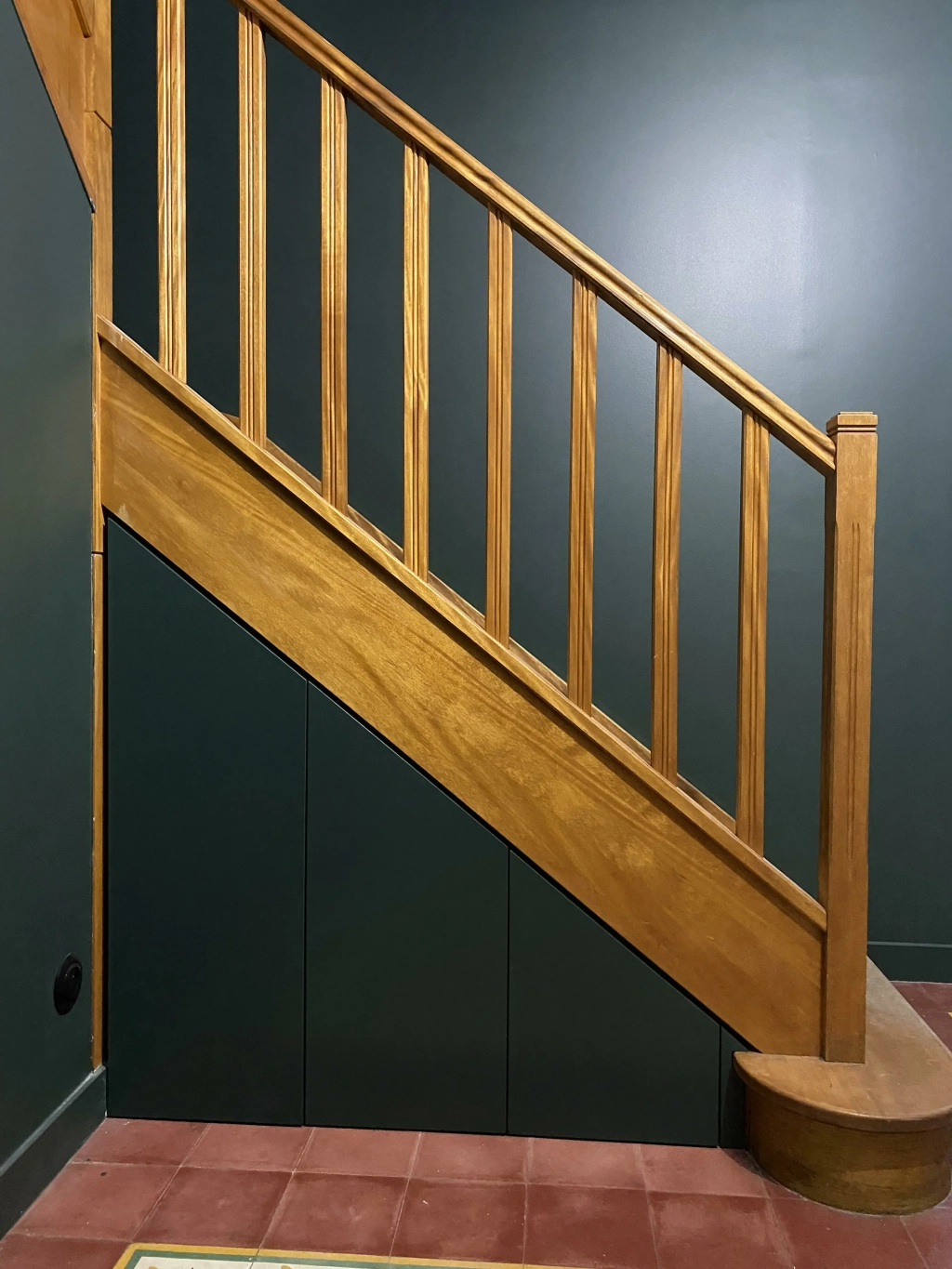 Un meuble sous escalier en bois français <span>pour sublimer votre salle à manger à Lyon</span>